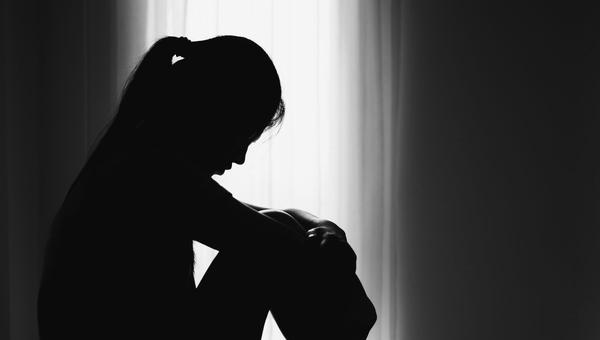 pensamientos suicidas-IA-mujer