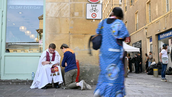 person-confesses-to-priest-near-saint-etienne-cathedral-in-metz