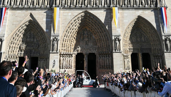pope-leo-xiv-arrives-papamobile-notre-dame-cathedral-paris-mass-france-september-25-2026
