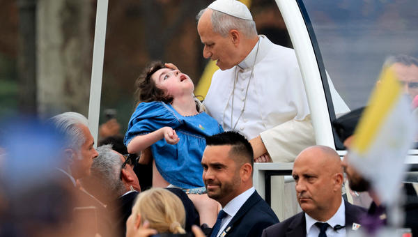 pope-leo-xiv-blesses-child-papamobile-champs-elysees-paris-september-26-2026