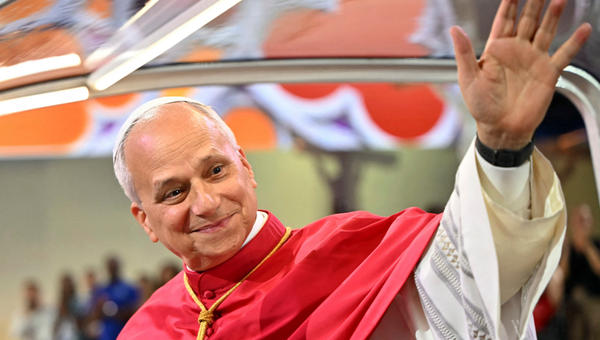 pope-leo-xiv-greets-worshippers-papamobile-stade-de-france-prayer-vigil-saint-denis-paris