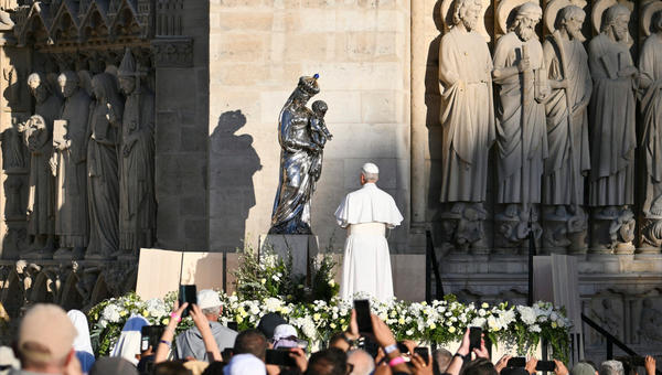 pope-leo-xiv-prays-silver-virgin-child-vierge-charles-x-notre-dame-paris-france