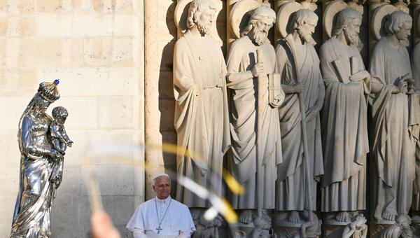 pope-leo-xiv-prays-silver-virgin-child-vierge-charles-x-notre-dame-paris-france