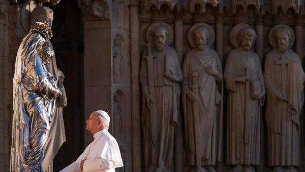 pope-leo-xiv-prays-silver-virgin-child-vierge-charles-x-notre-dame-paris-france
