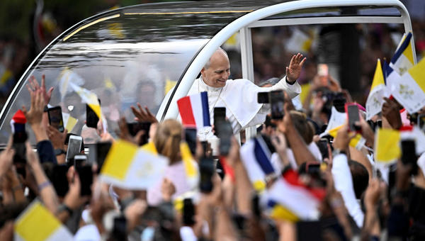 pope-leo-xiv-waves-papamobile-champs-elysees-place-de-la-concorde-paris-september-26-2026
