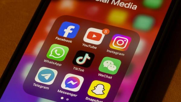 siete pecados capitales. redes sociales, soberbia, pereza, gula, envidia, lujuria, ira, avaricia