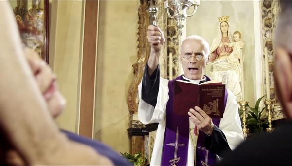 "Délivre-nous du Mal", en salles ce 30 septembre, donne longuement la parole à des prêtres exorcistes pour expliquer leur ministère, son histoire, ses fondements bibliques et la manière dont l’Église catholique entend discerner les situations qui relèvent ou non d’une éventuelle possession.