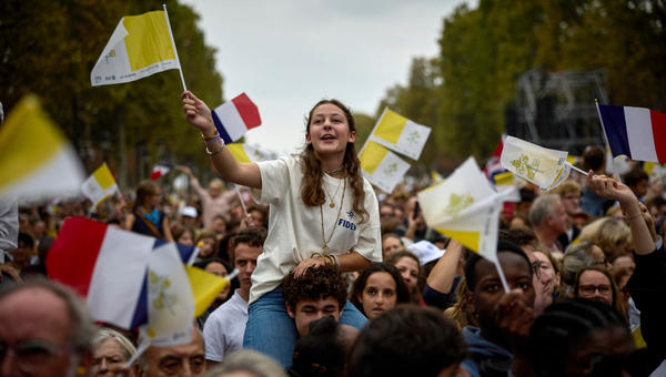 worshippers-champs-elysees-pope-leo-xiv-outdoor-mass-place-de-la-concorde-paris-september-26-2026