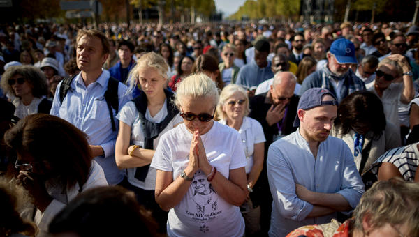 worshippers-pray-pope-leo-xiv-outdoor-mass-place-de-la-concorde-paris-september-26-2026