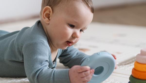 bebé-jugando