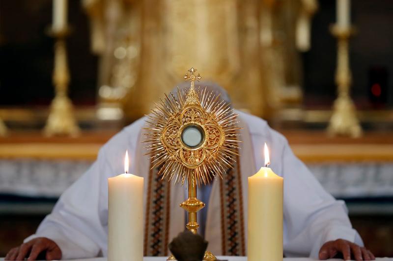 Adoración a la sagrada Eucaristía