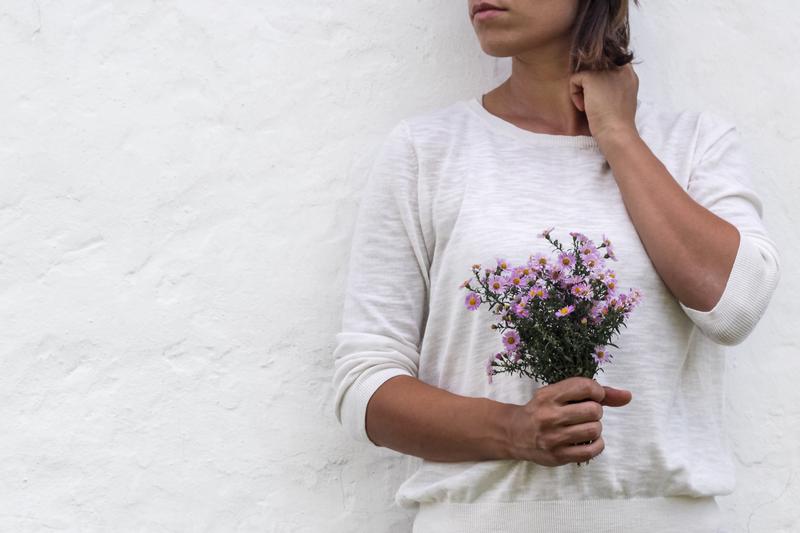 Femme tenant un bouquet de fleurs