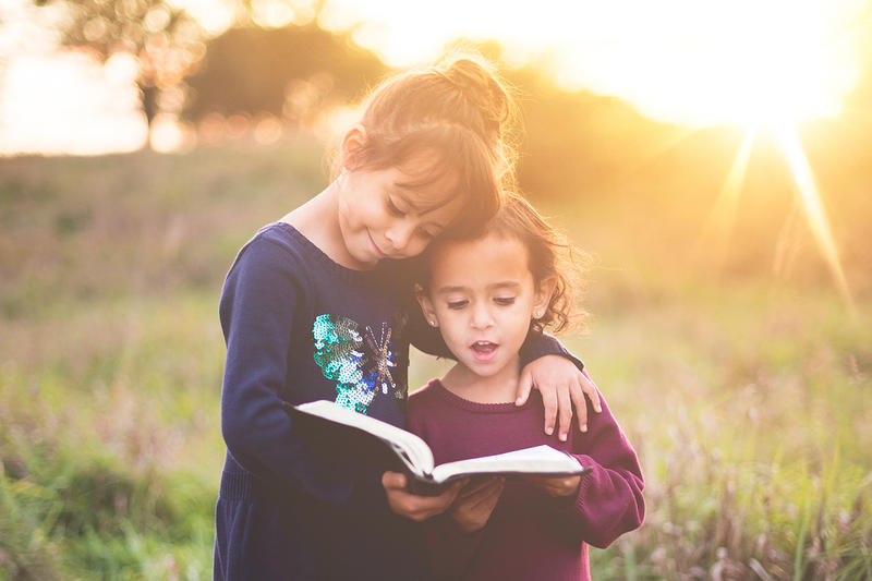 Deux soeurs faisant la lecture