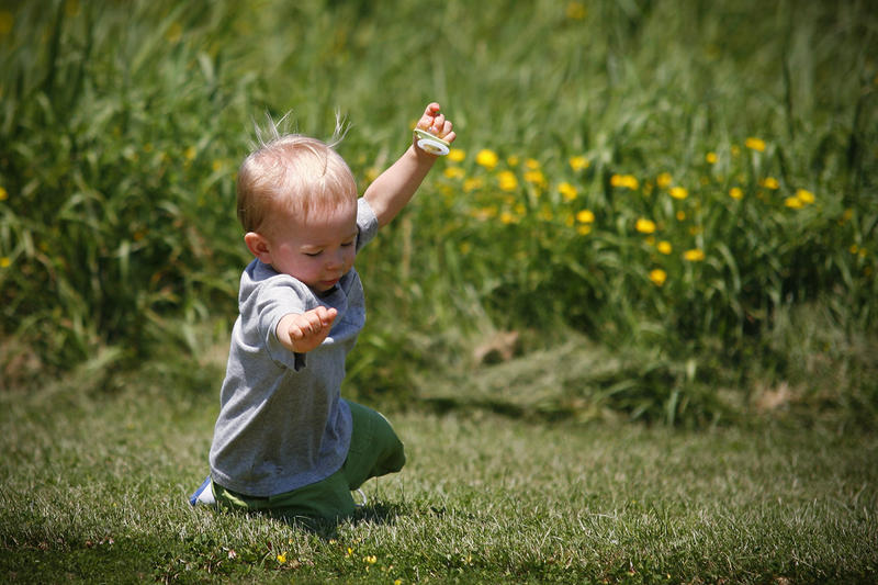 WEB-CHILD-FALLS-FALLING-DOWN-shutterstock_15200989-Donald Joski-AI