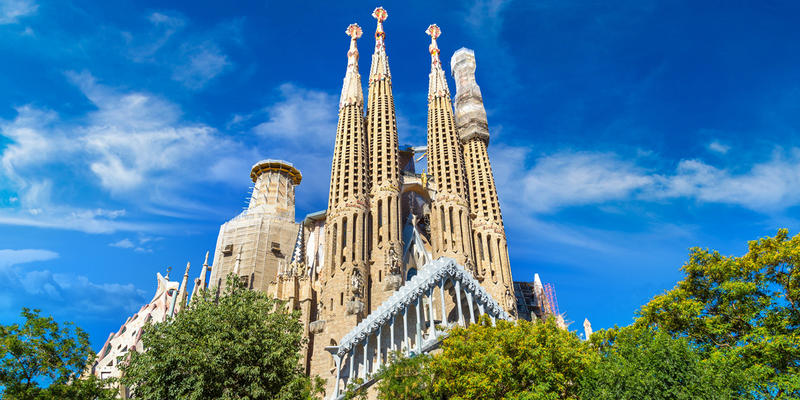 WEB—Sagrada-Familia-by-Antoni-Gaudi-©-S-F—shutterstock_555763384