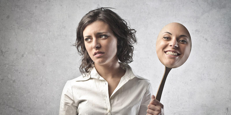 WEB3-MASK-WOMAN-HIDE-SAD-HYPOCRISY-Shutterstock_99170477-Ollyy-AI