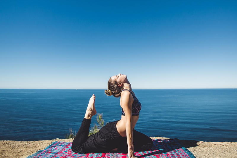 Femme qui fait du yoga