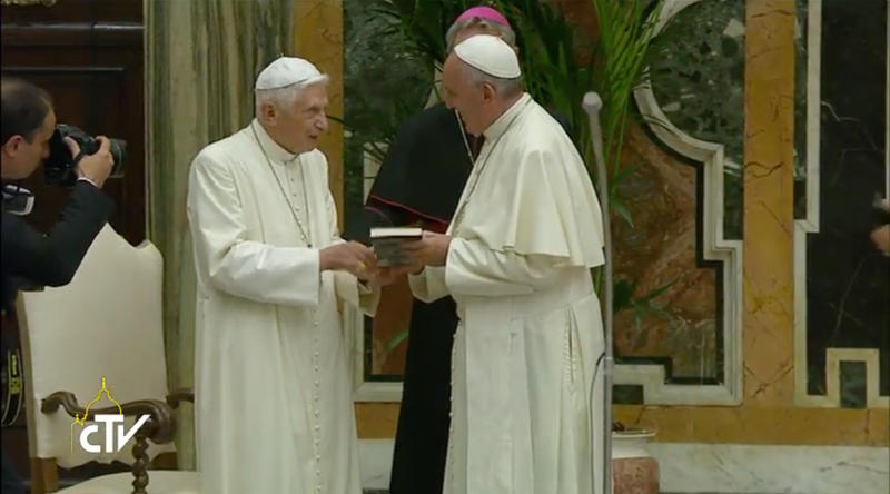 Benedict XVI gives book to Pope Francis - Aleteia Polska