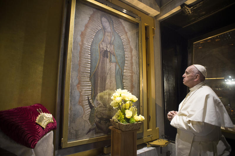 El Papa Francisco en oración ante la imagen de la Virgen de Guadalupe