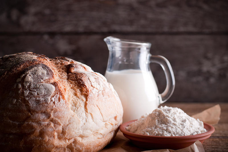 WEB-BREAD-MILK-WOOD-BACKGROUND-FOOD-VDex-shutterstock_384945316