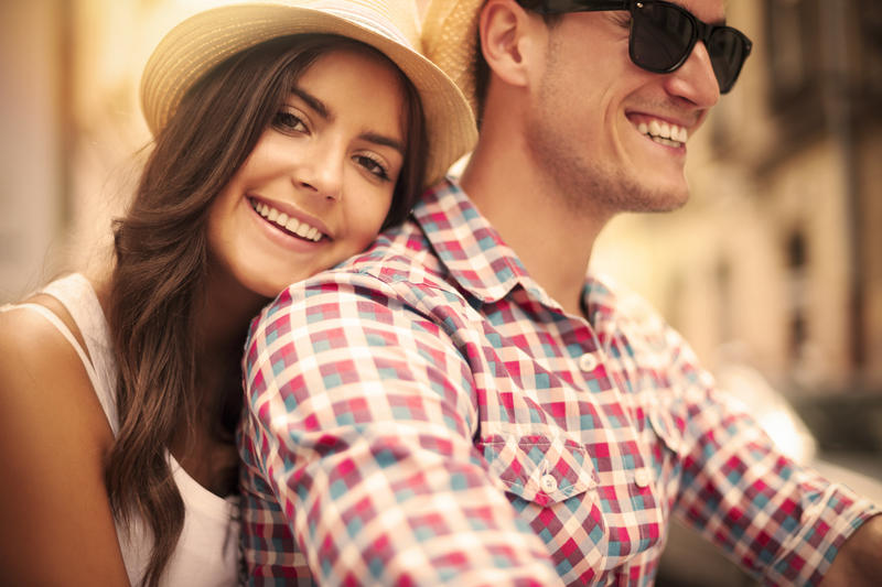 web-couple-bike-smile-city-gpointstudio-shutterstock