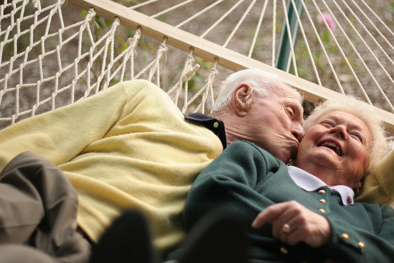 WEB-MARRIED-OLD-COUPLE-SENIOR-HAMMOCK-Patrick-CC