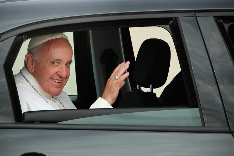 PAPIEŻ FRANCISZEK W SAMOCHODZIE