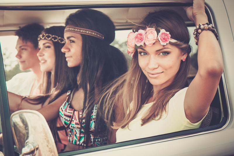 WEB-WOMEN-HIPPIE-FRIENDS-TRIP-CAR-shutterstock_210382183-Nejron Photo-AI