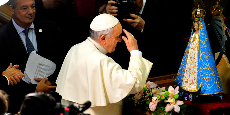 Pope Francis makes sign of the cross