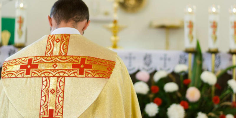 SACERDOTE SUICIDIO DEPRESSIONE