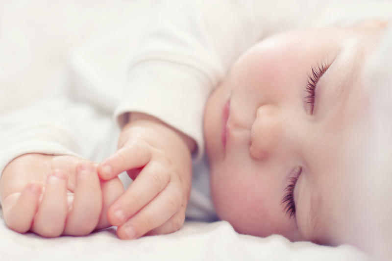 BEBE FILLE QUI DORT