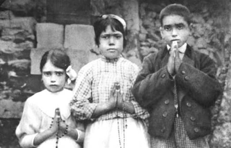 web Fatima_children_with_rosaries ©Wikimedia