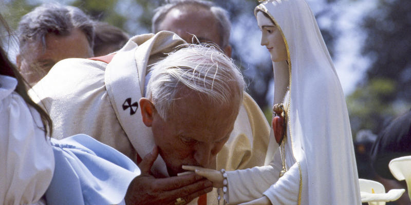 JEAN PAUL II DEVANT NOTRE-DAME DE FATIMA