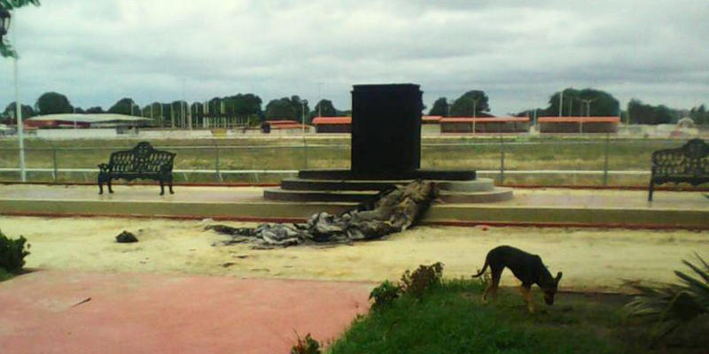 WEB3-VENEZUELA-STATUE-DESTROYED-CHAVEZ-03-Twitter
