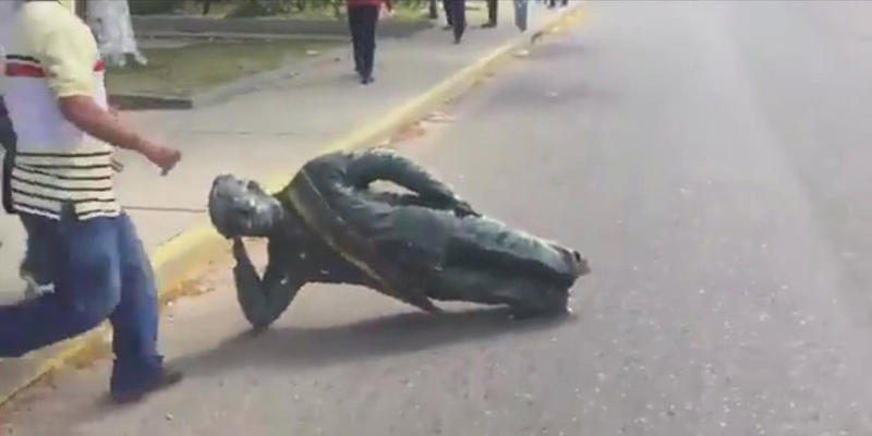 WEB3-VENEZUELA-STATUE-DESTROYED-CHAVEZ-05-Twitter