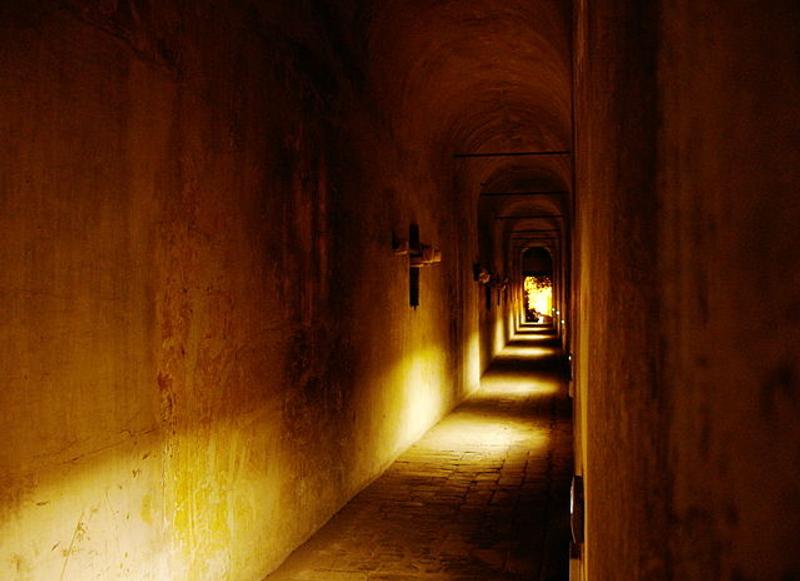 passetto  di borgo night_inside