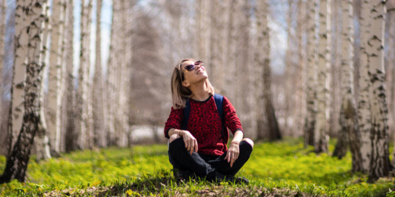 FILLE AU MILIEU DE LA FORÊT