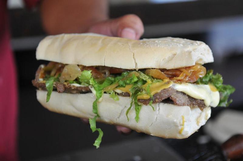 Sándwich_de_milanesa_tucumano