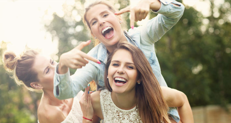 AMIES QUI SONT HEUREUSES