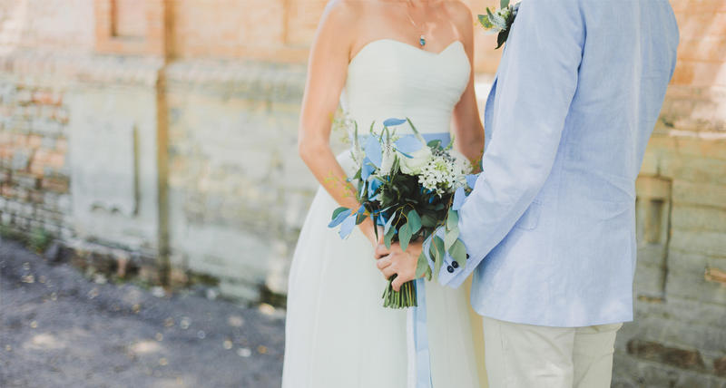COUPLE DE JEUNES MARIÉS