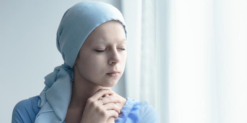 FEMME MALADE QUI PRIE