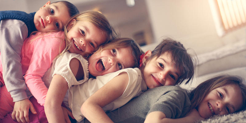 WEB3-FIVE-5-CHILDREN-FAMILY-LARGE-KIDS-FLOOR-FUNNY-shutterstock_554527132-Shutterstock