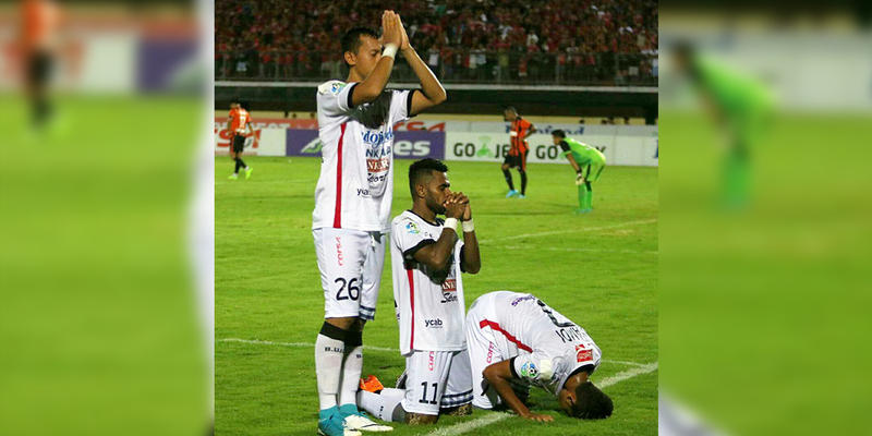 Piłkarze FC Bali modlą się na boisku