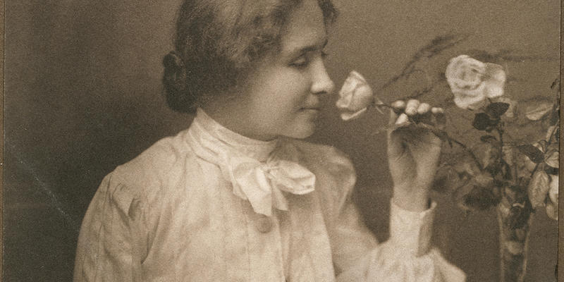 Helen Keller wącha kwiaty