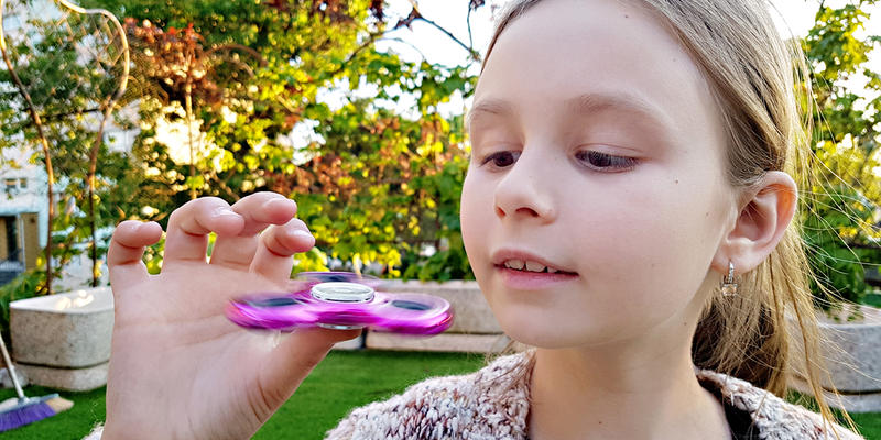 Dziewczynka i jej fidget spinner