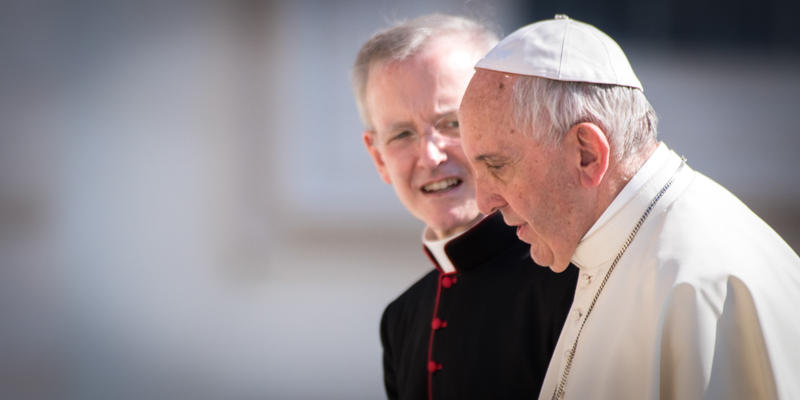 WEB3 POPE FRANCIS WITH PRIEST Massimo Valicchia NurPhoto 075_valicchia-notitle170621_npD5p