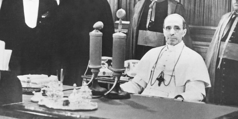 Papież Pius XII przy mikrofonie radiowym