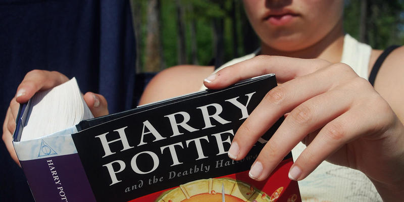 WEB3 READING HARRY POTTER JK ROWLING BOOKS THE DEATHLY HALLOW Alonis CC