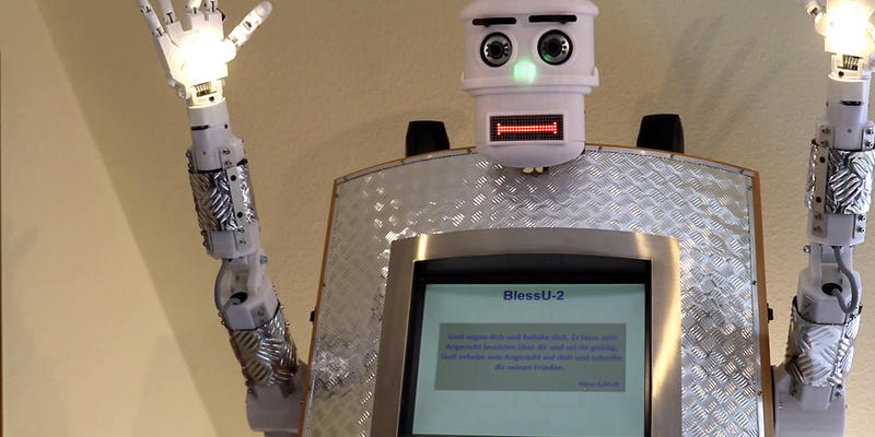 Robot unosi ręce w geście błogosławieństwa