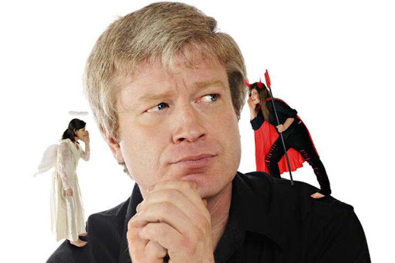 A mid-age man contemplating a decision while an angel-daughter whispers in one ear, and a devil-daughter whispers in the other. – es